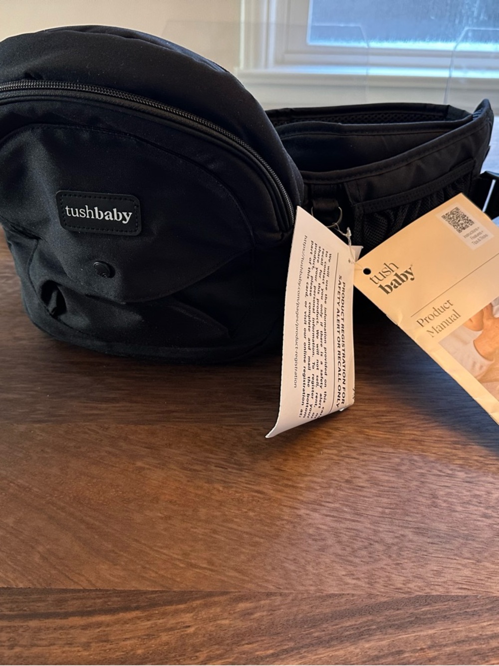 Tushbaby Black HipSeat Carrier with Hands-Free Diaper & Essentials Pouch